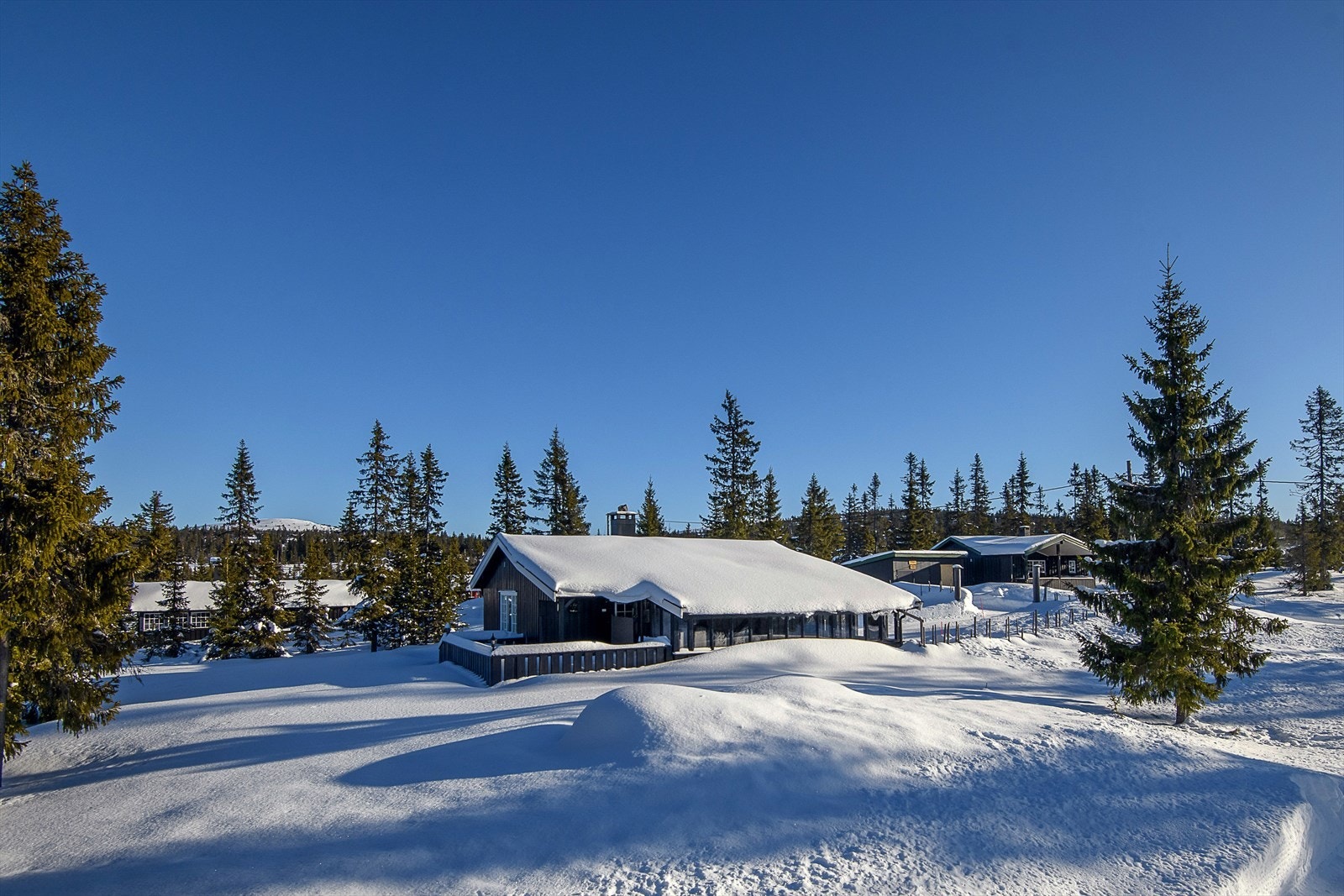 Hytta ligger i naturskjønne omgivelser, nesten innerst i en blindvei. Umiddelbar tilgang til oppkjørte skiløyper. Galleribilde