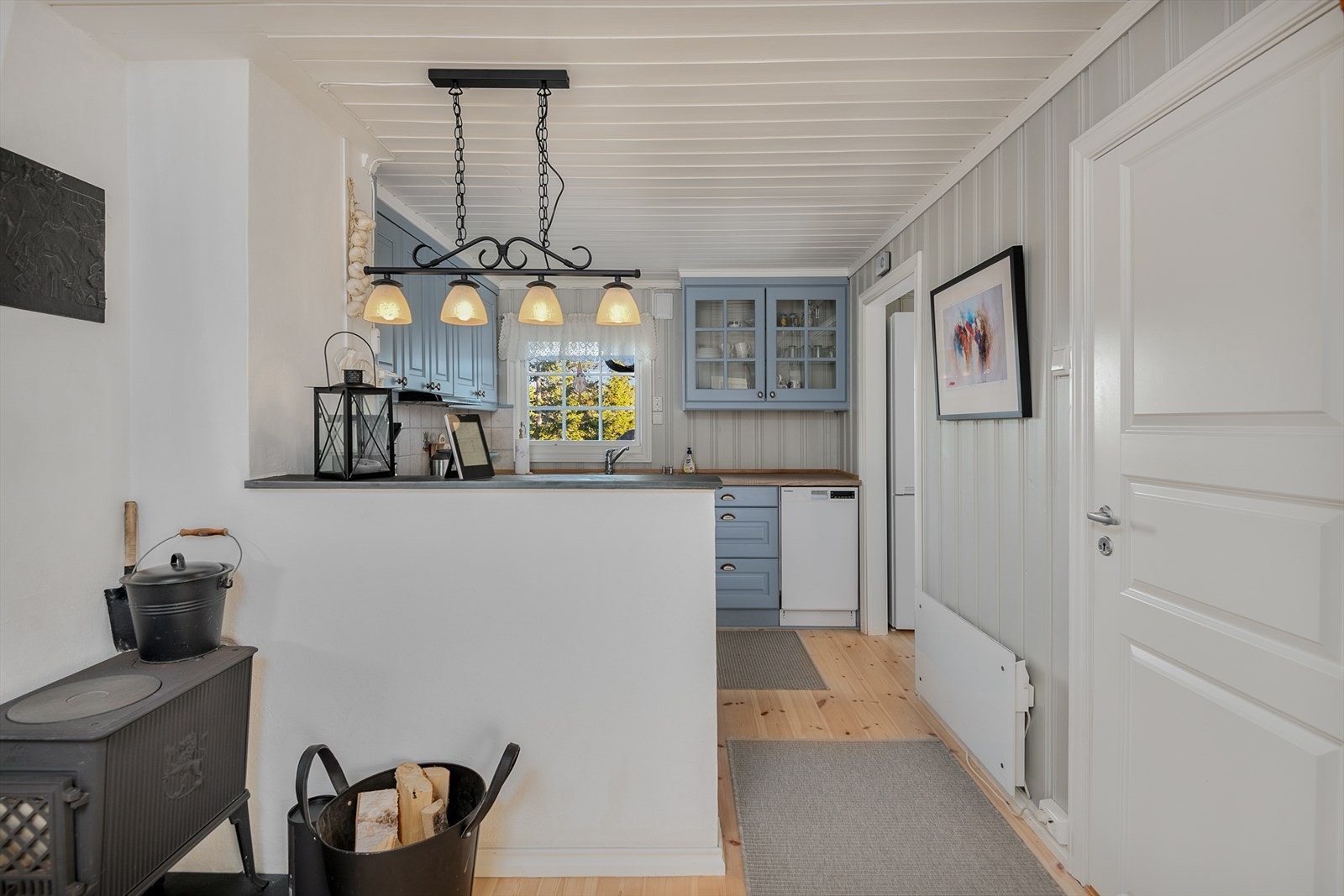 Det er et lunt og sjarmerende kjøkken i hytta som ligger adskilt fra stua. God oppvarming med vedovn, i tillegg til elektrisk fyring. Galleribilde