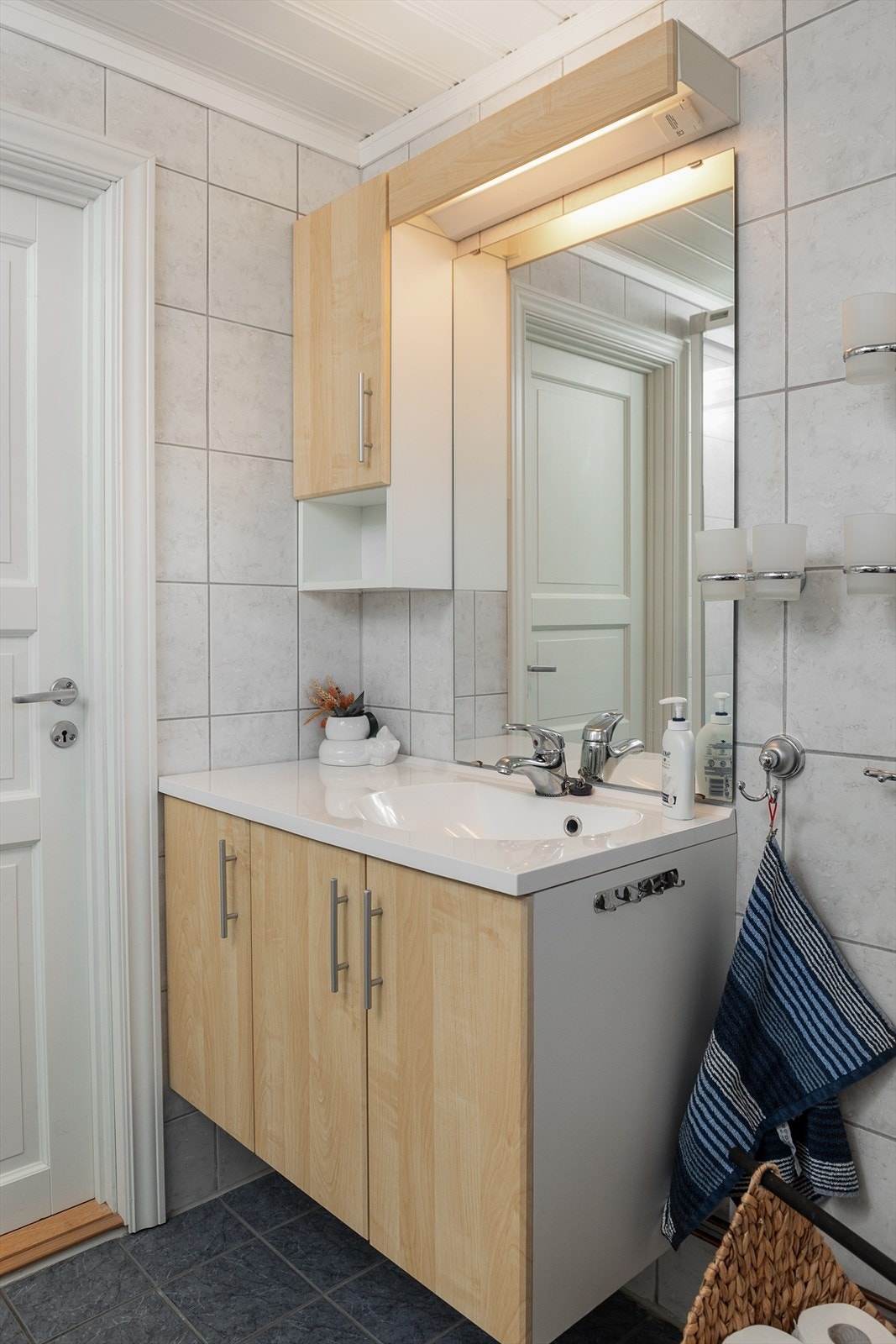 Servantinnredningen har skap for oppbevaring. Galleribilde