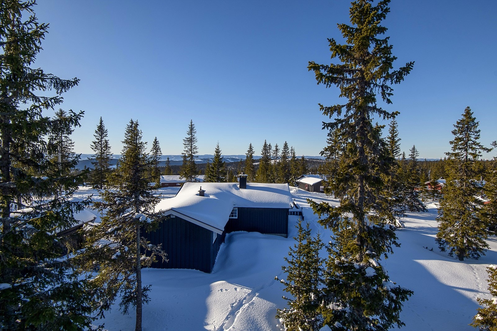 Eiendommen ligger i veletablerte og rolige omgivelser, nesten innerst i en blindvei. Galleribilde