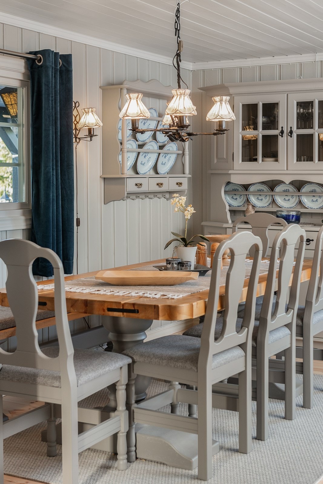 Hytta har en gjennomført og helhetlig stil med delikate fargetoner som går ton i ton. Galleribilde