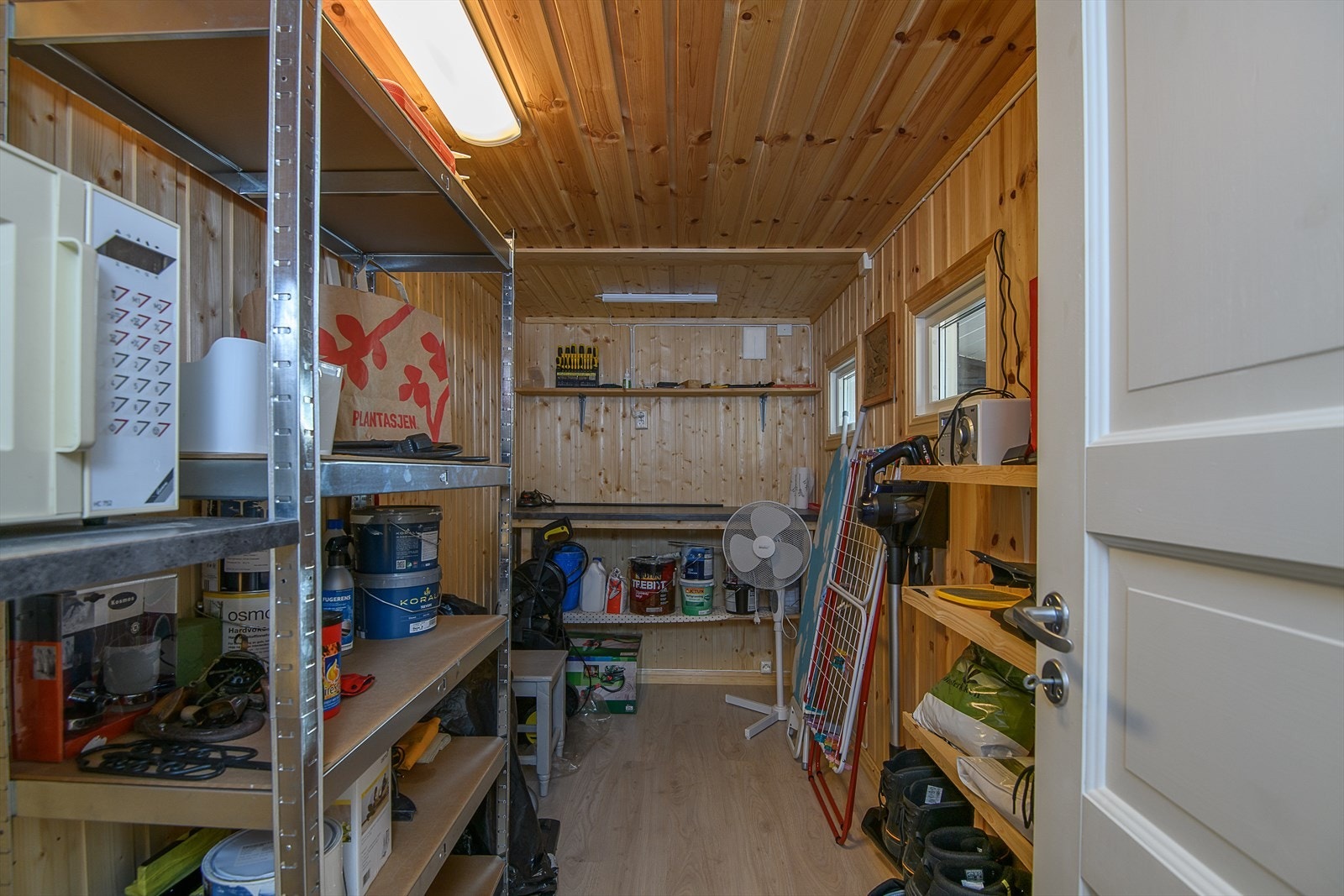 Romslig og praktisk utstyrsbod inne i hytta. Galleribilde