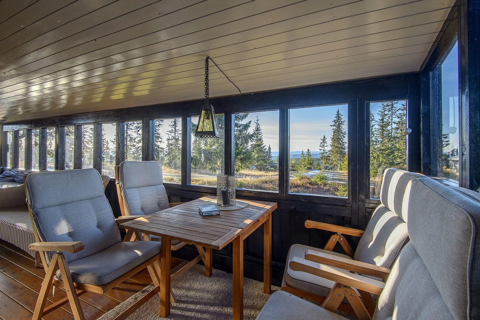 Det er en hyggelig og innebygget utestue på hytta. Dette gir et herlig rom å oppholde seg hele året, skjermet for vær og vind. Galleribilde