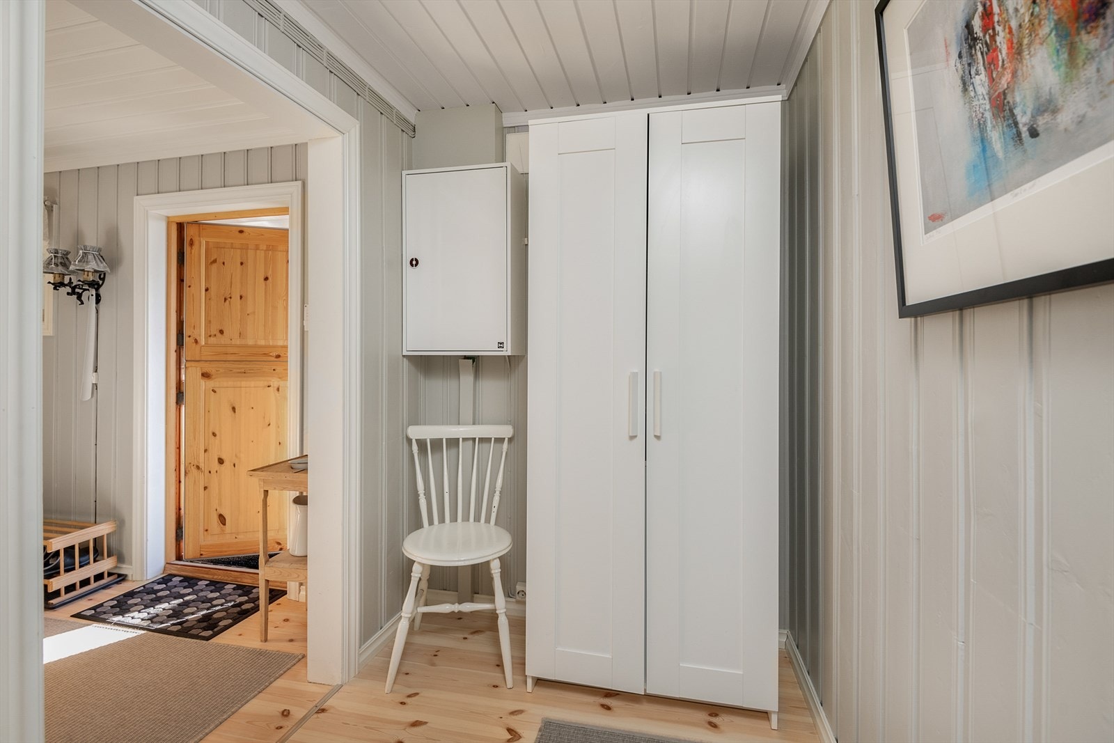 Gangen er innredet med garderobeskap og plass til å hegne fra seg yttertøy og utstyr. Galleribilde