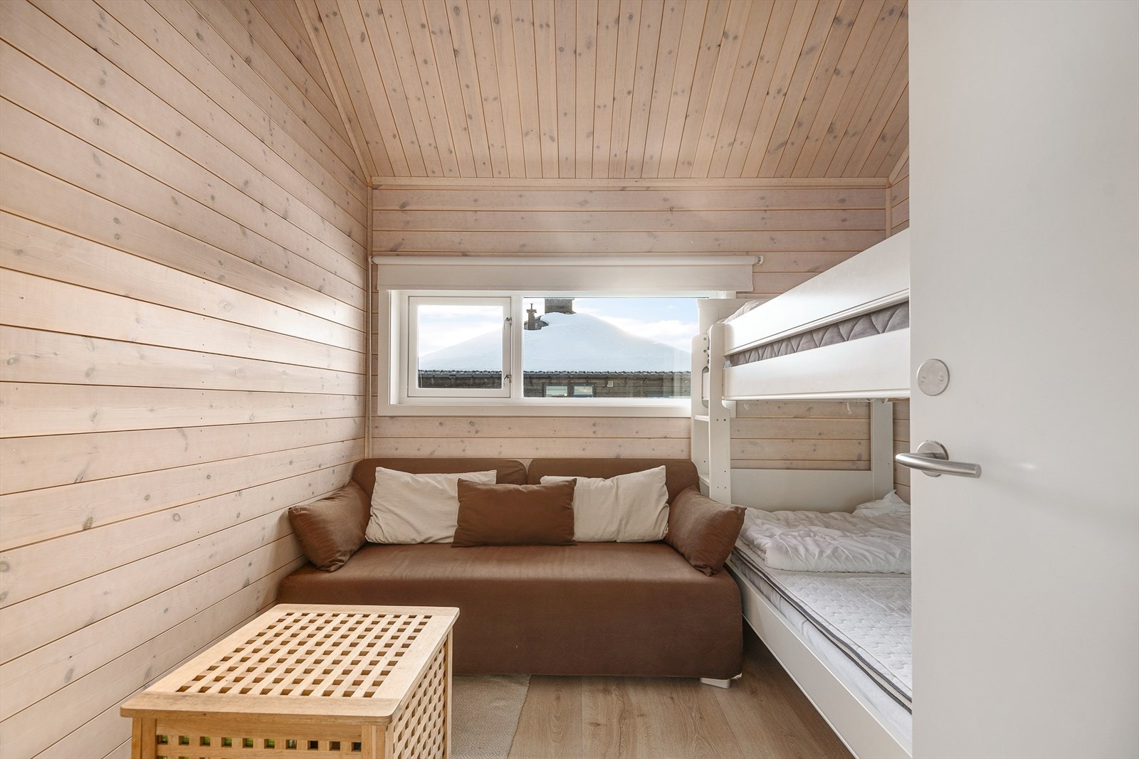 Soverom 3 er innredet med køyeseng og har plass til en liten sofa i tillegg. Galleribilde