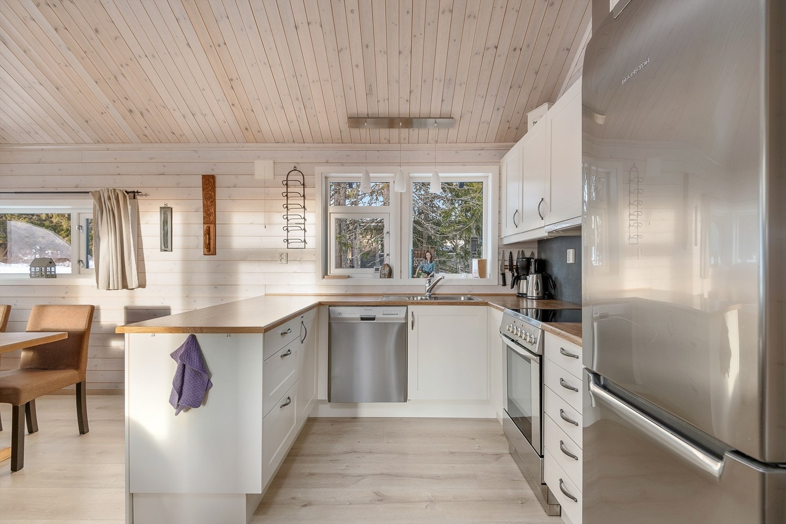 Det er rikelig med benkeplass og skap og skuffer for oppbevaring. Fint lys inn over kjøkkenbenken gjennom vindu. Galleribilde