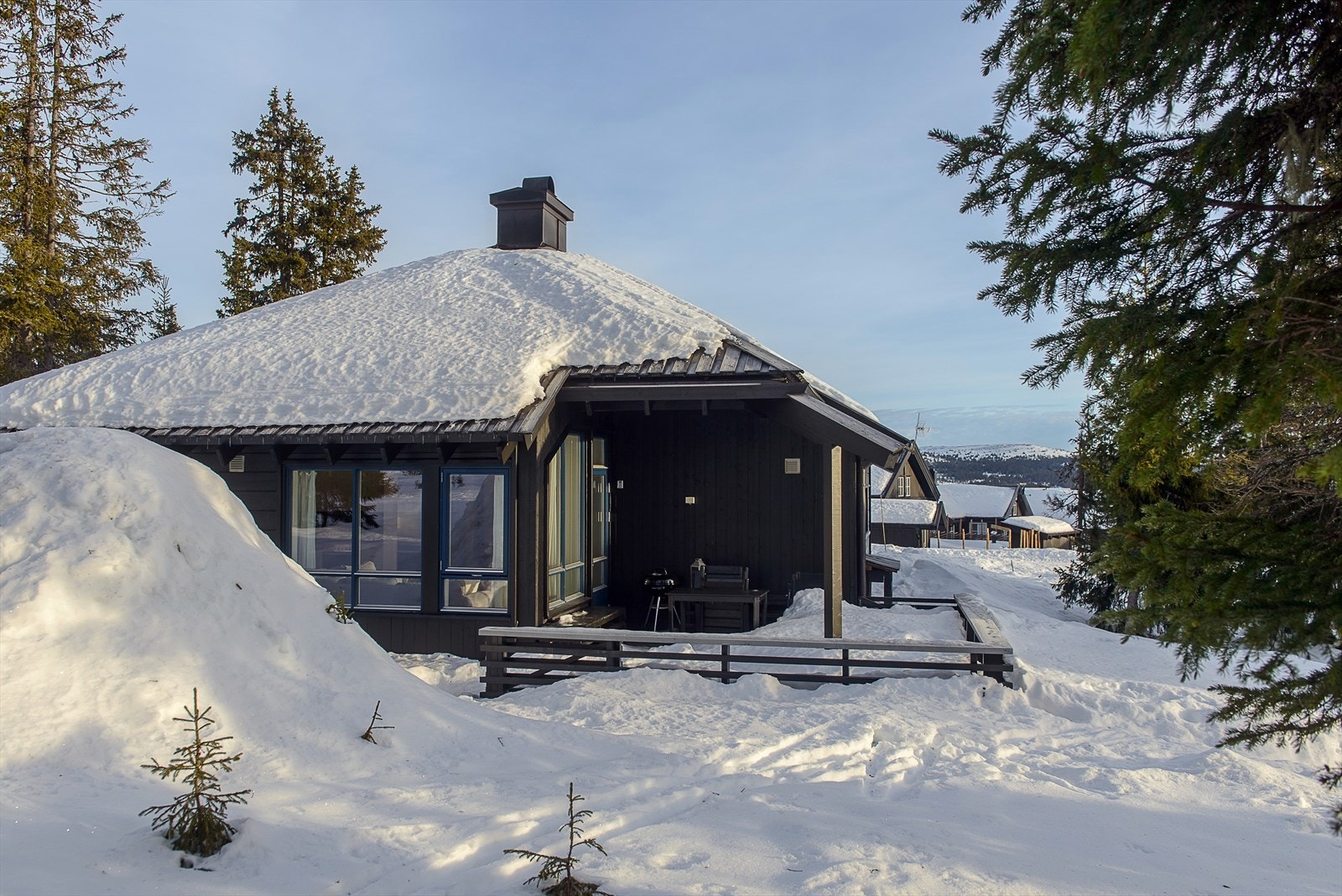 Tiltalende og innholdsrik hytte med svært sentral og attraktiv beliggenhet på Sjusjøen. Her går du rett ut i oppkjørte skiløyper og har kort gangavstand til både dagligvare og serveringssteder. Galleribilde