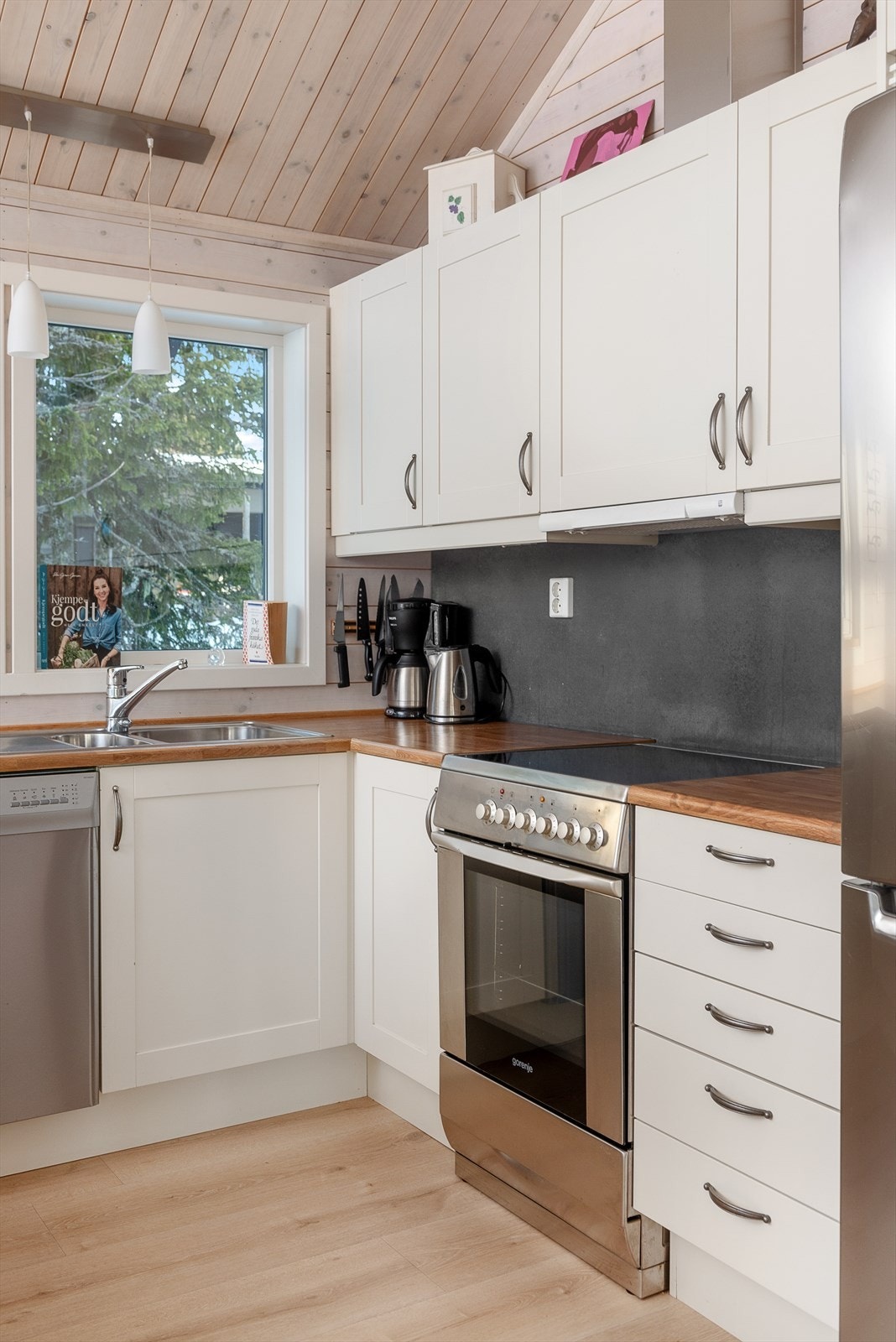 Det er plass til oppvaskmaskin, komfyr og kjøleskap på kjøkkenet. Galleribilde