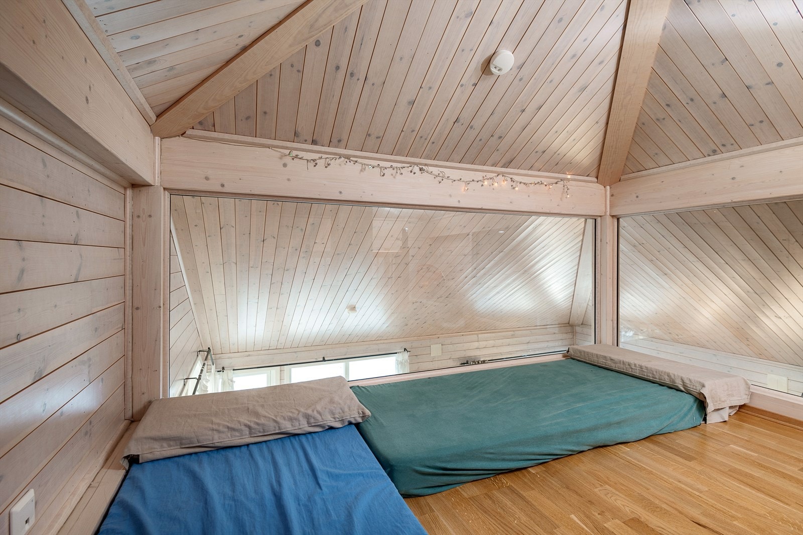 Hemsen i hytta kan brukes til ekstra oppholdsplass eller når en er mange i hytta. Det er ikke vindu på hemsen. Galleribilde