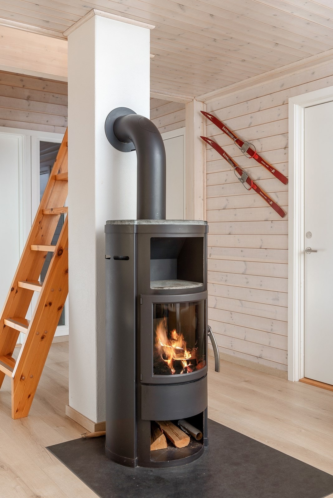 En peisovn sørger for ekstra god varme og hyggelig stemning i stua. Det er gulvvarme i alle rom, som hovedvarmekilde. Galleribilde