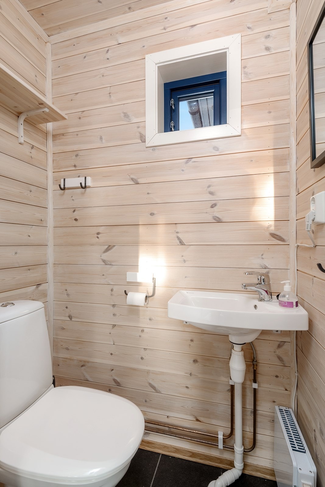 Det er en separat WC i hytta med adkomst fra gangen. Galleribilde