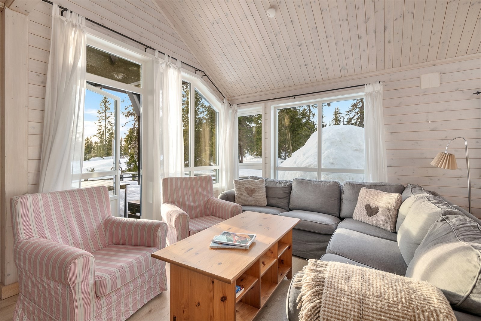 Fra stua er det dør ut til en romslig, delvis overbygget terrasse. Galleribilde