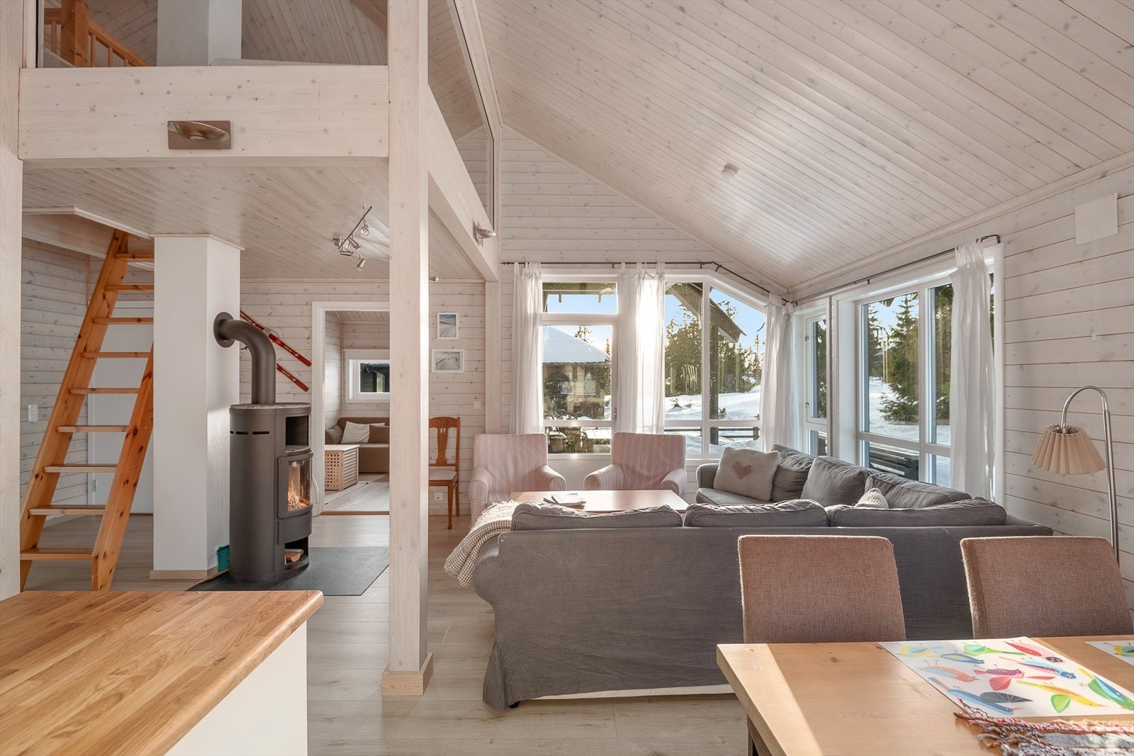 Over oppholdsrommet, med adkomst via stigetrapp er det en hems med glassvegger. Galleribilde