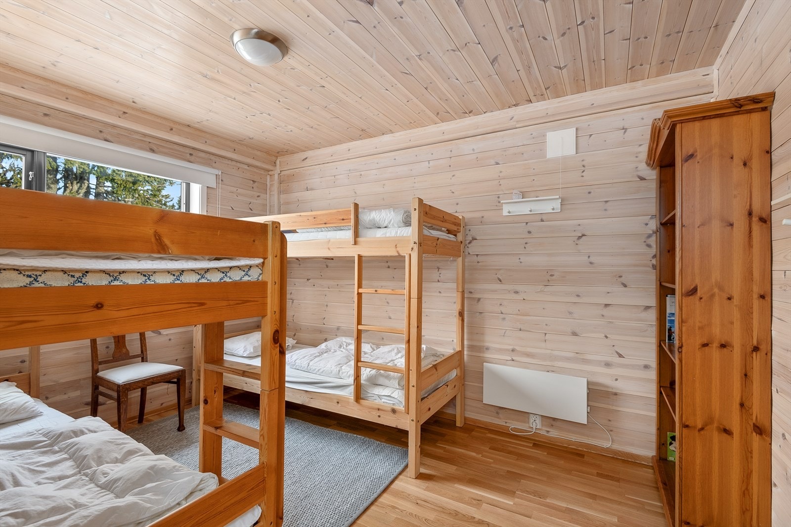 Soverom 1 har også plass til hylle eller skap for oppbevaring. Galleribilde