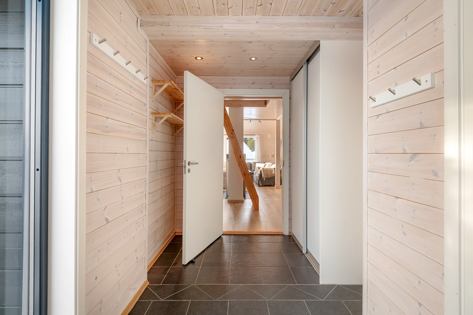 Gangen er utstyrt med knagger for å henge fra seg yttertøyet samt skyvedørsgarderobe. Galleribilde