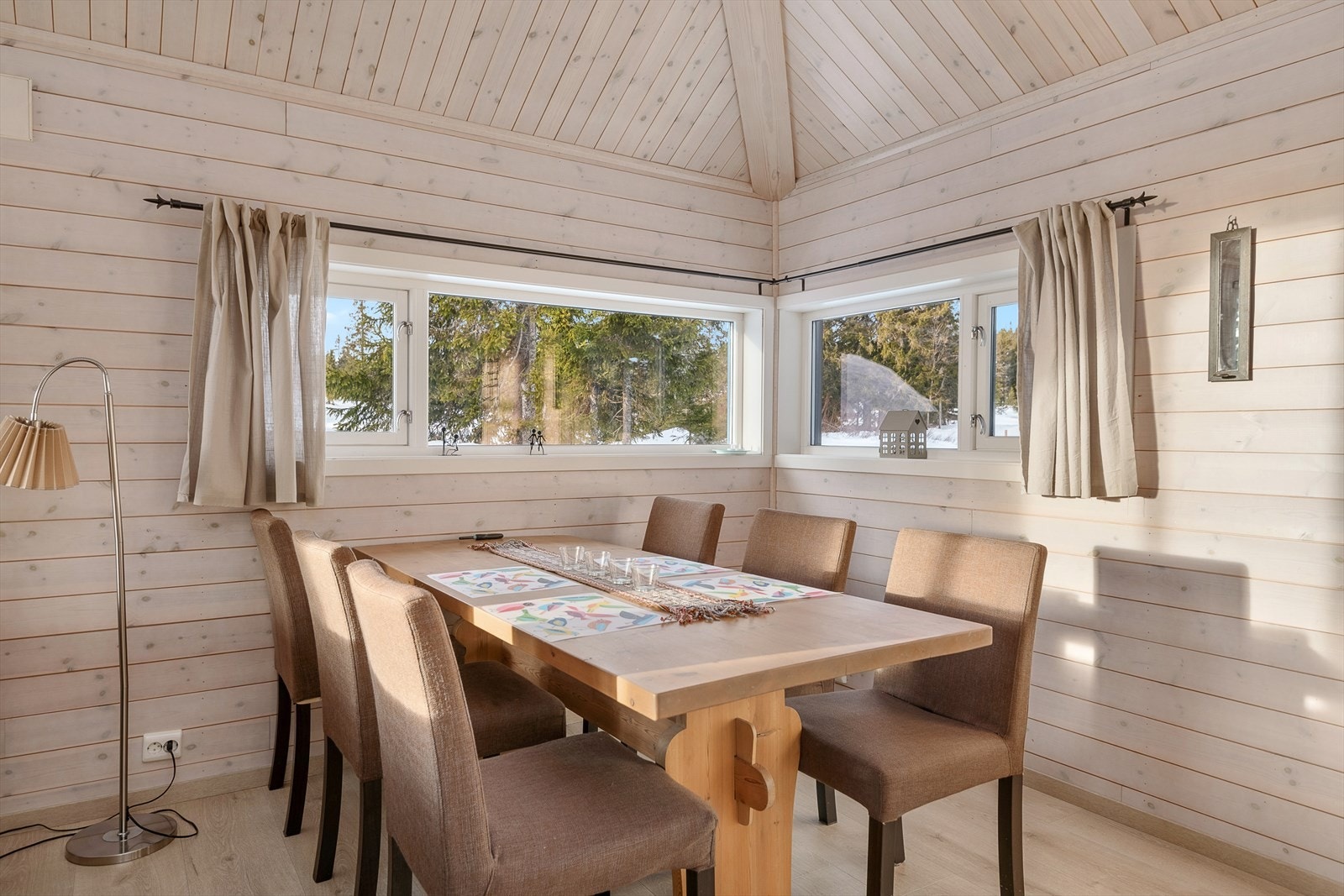 Det er plass til et langbord i hytta. Et hyggelig og naturlig samlingspunkt. Galleribilde