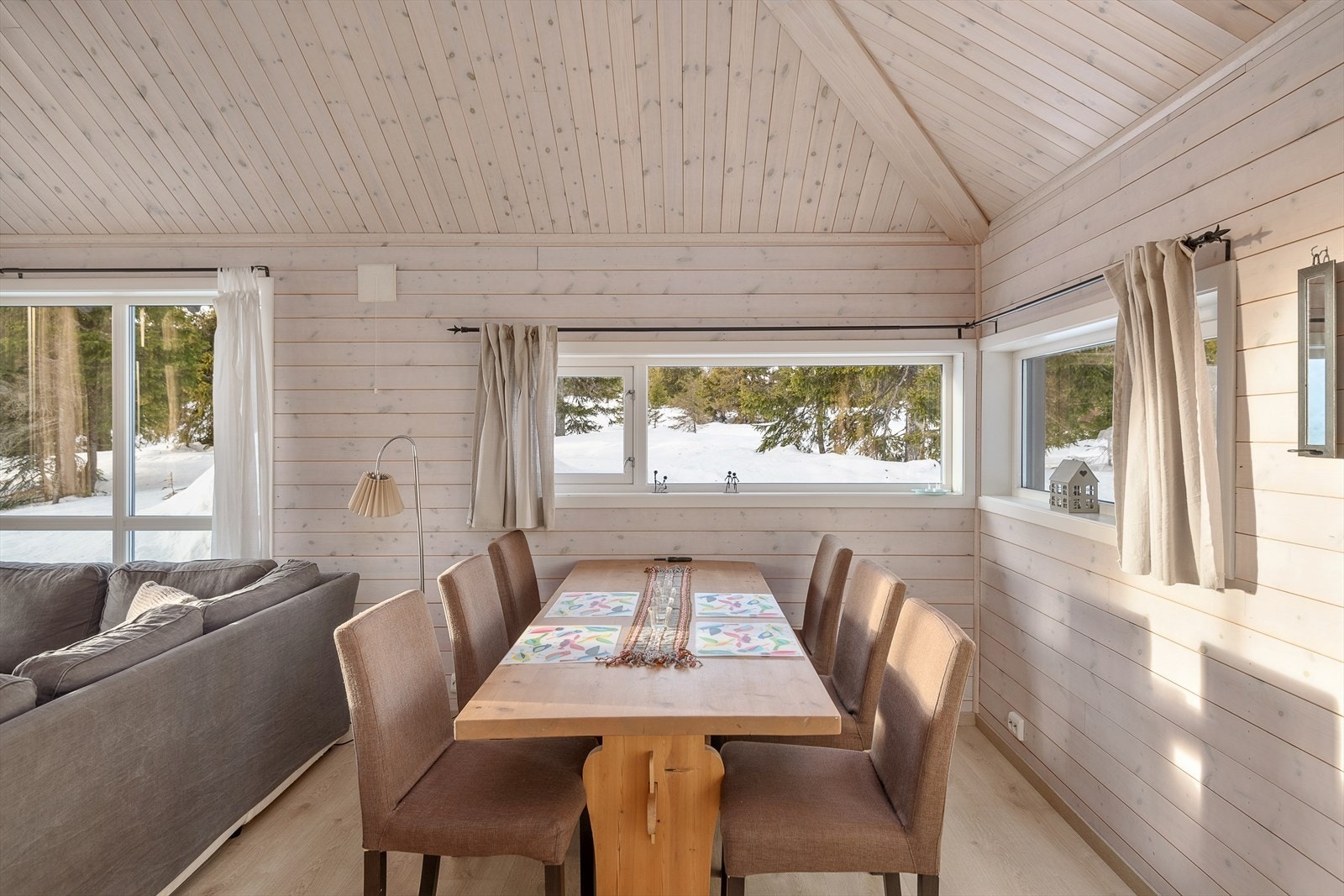 Spisebordet er plassert i fin kontakt med kjøkkenet og stua. Galleribilde