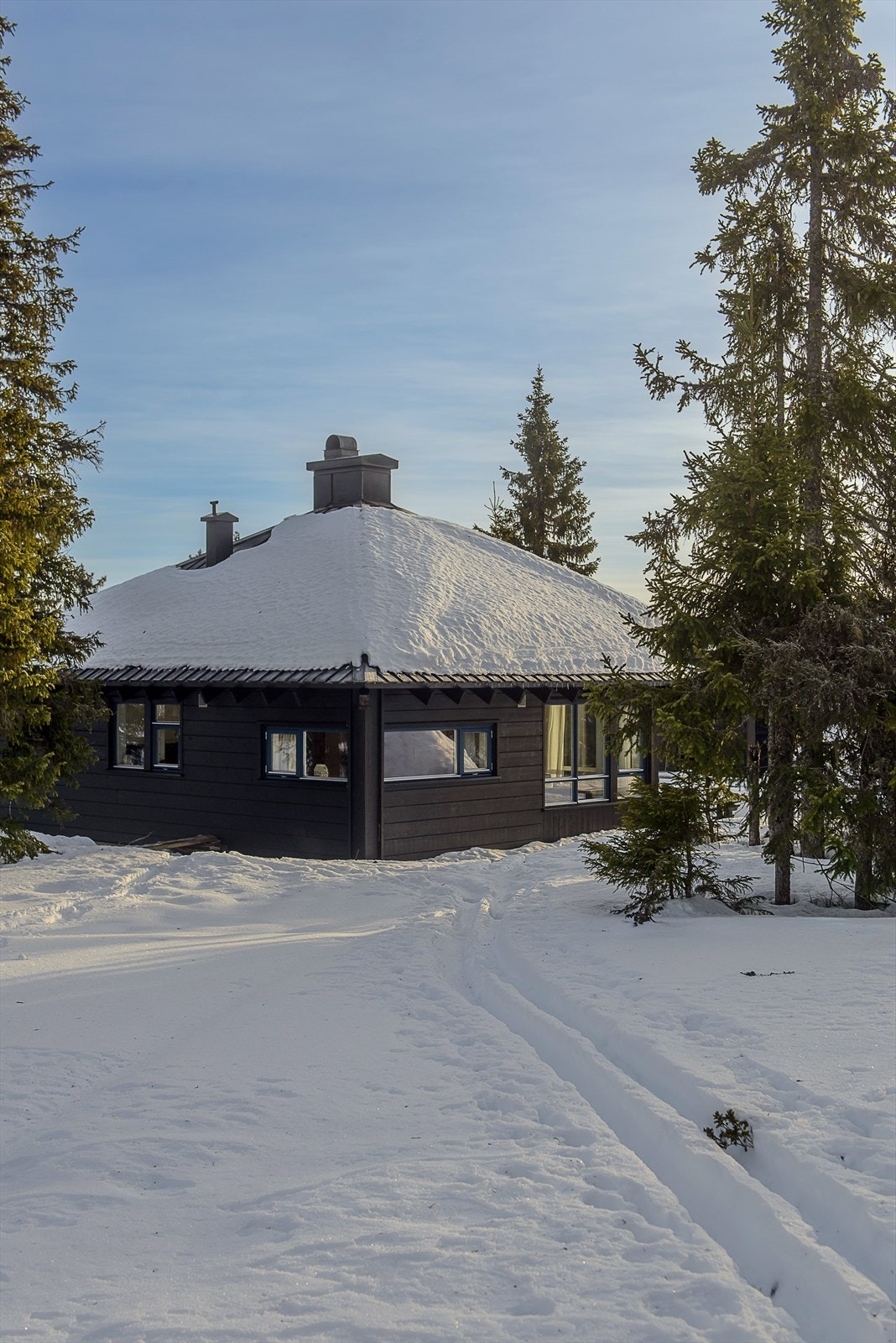 Fra hytta kan du tråkke deg eget spor og du kommer rett ut i milevis med topp preparerte skiløyper. Meget familievennlig område. Galleribilde