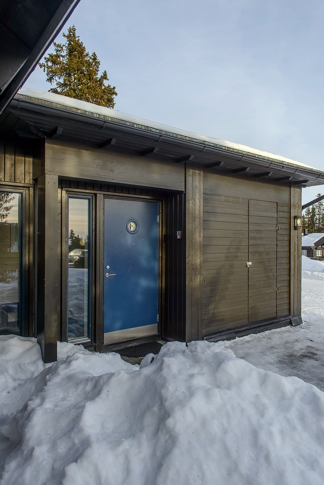 Ved siden av inngangspartiet er det en liten bod med plass for ski. Galleribilde