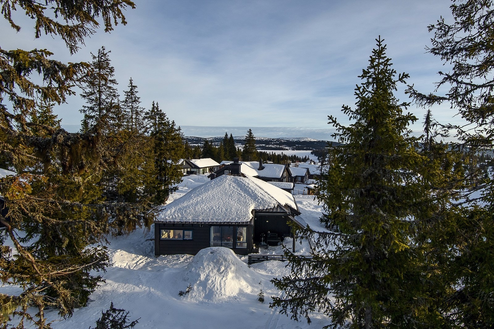 Her ligger du midt i smørøyet på Sjusjøen. Ønsker du en enkel tilværelse når du her på hytta kan dette være beliggenheten for deg. Galleribilde
