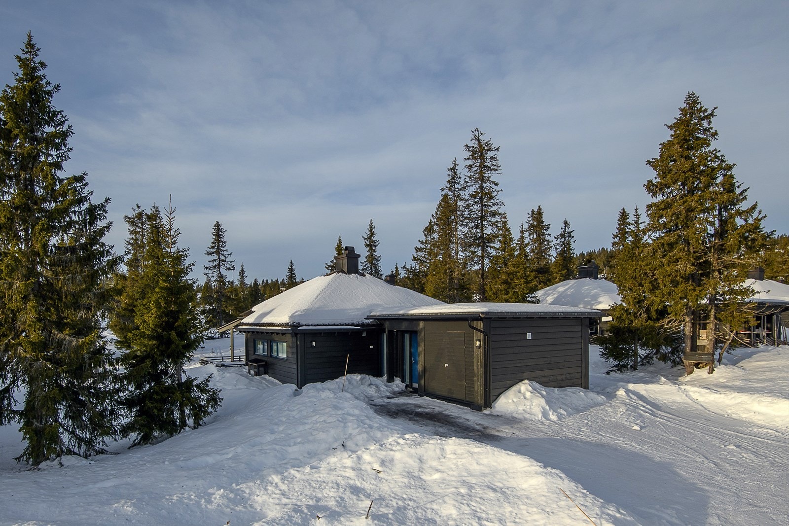 Biloppstillingsplasser utenfor egen hytte. Galleribilde