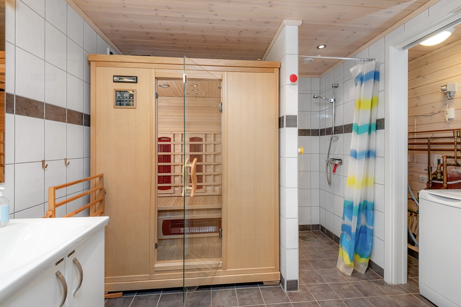 Badet har også plass til infrarød badstue. Direkte adkomst fra badet til teknisk rom. Galleribilde