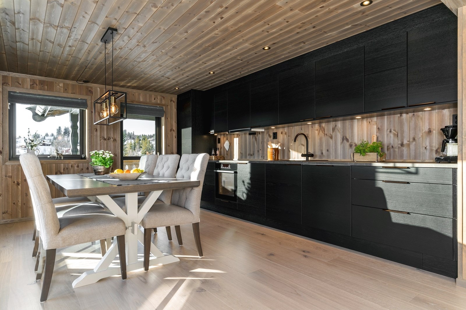 Fra kjøkken er det utgang til stor terrasse. Deler av terrassen er overbygget. Galleribilde