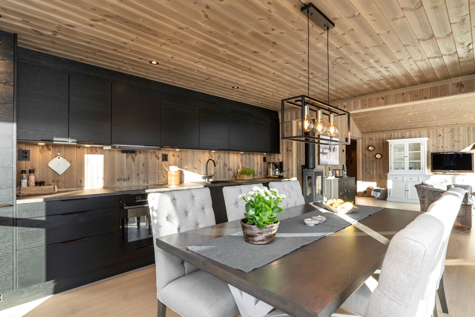 Kjøkken med god plass for spisestue. Integrerte hvitevarer medfølger. Galleribilde