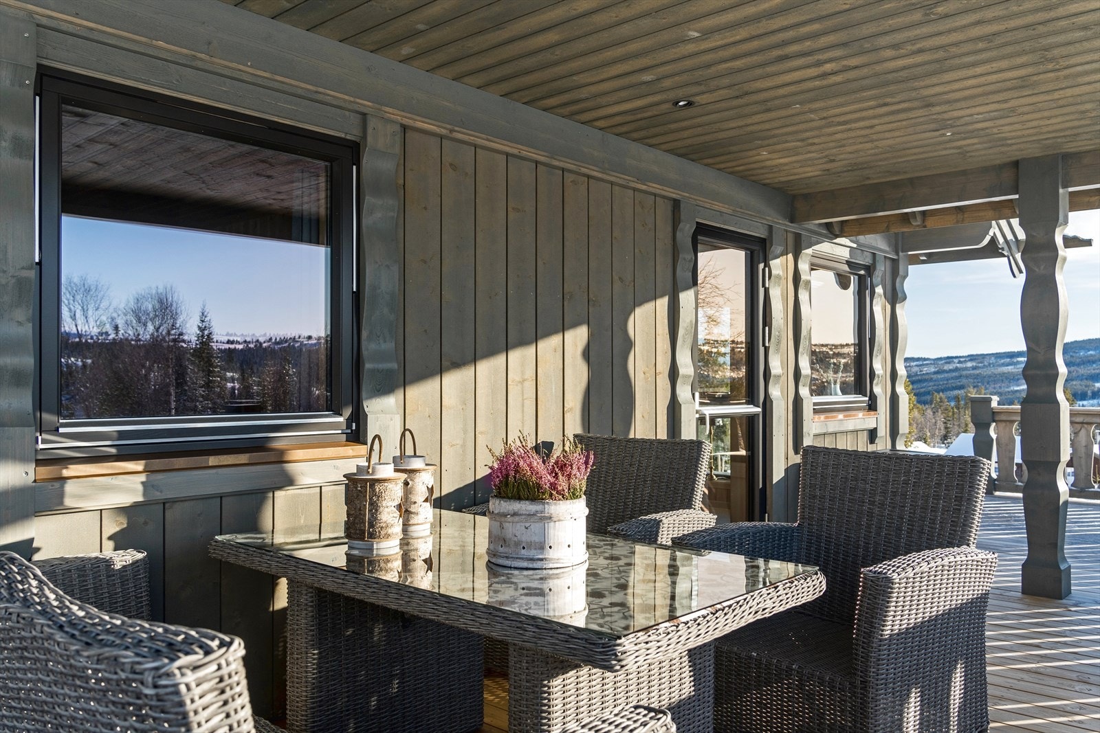 Overbygget uteplass med spotter i taket. Galleribilde