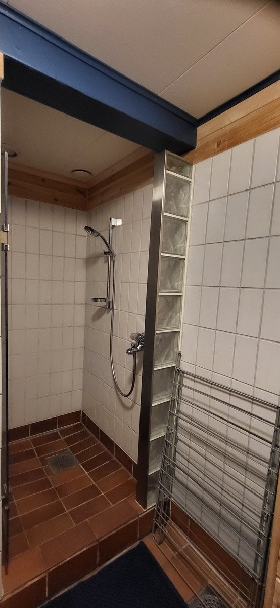 Dusj. Toalettet er vis a vis. Galleribilde