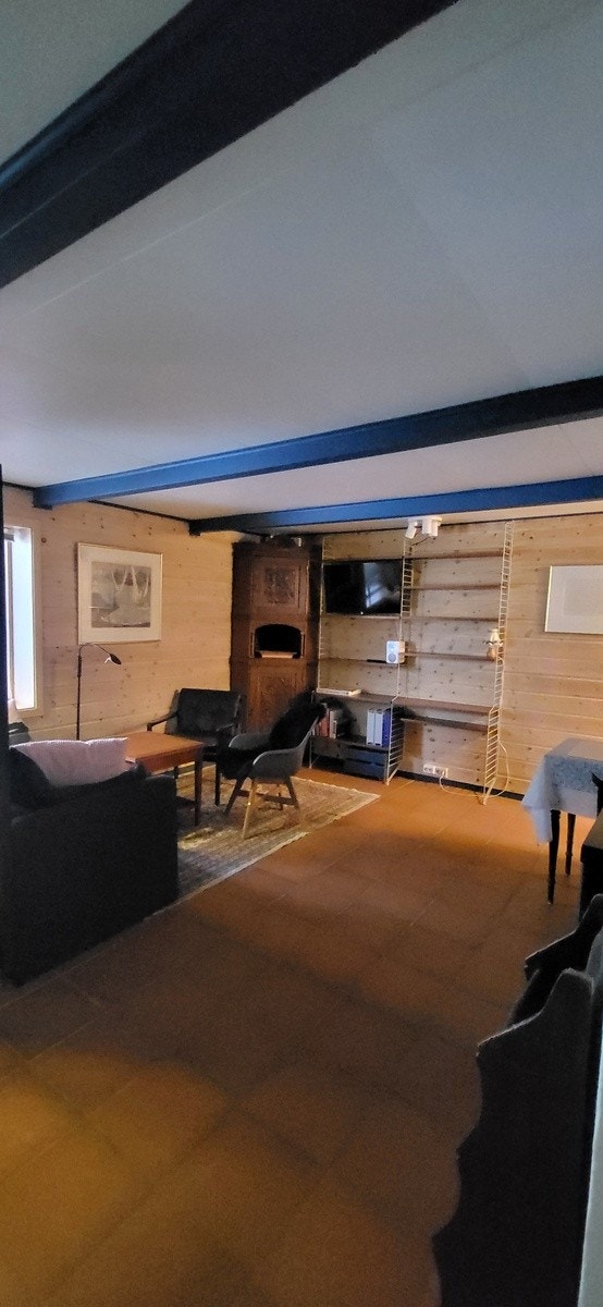 Bokreol med liten TV Galleribilde