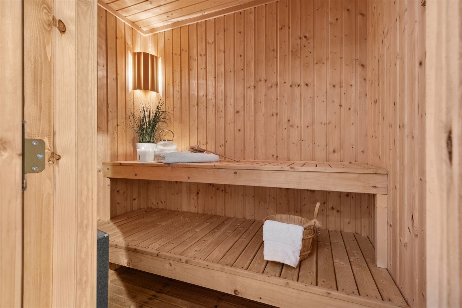 Badstuen består av plassbygd badstuebenk og en elektrisk badstueovn. Galleribilde