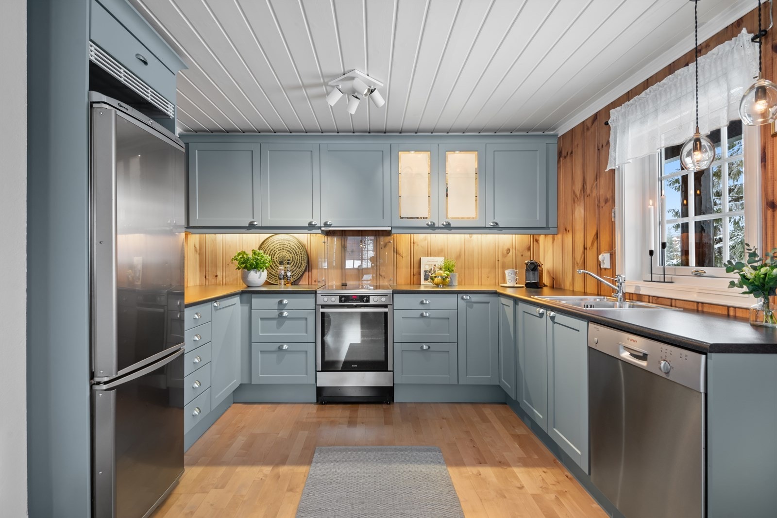 Kjøkkenet har laminerte skrog med glatte fronter som ble malt i 2018, og en benkeplate i laminat med nedfelt stålvask og ettgrepsarmatur. Galleribilde