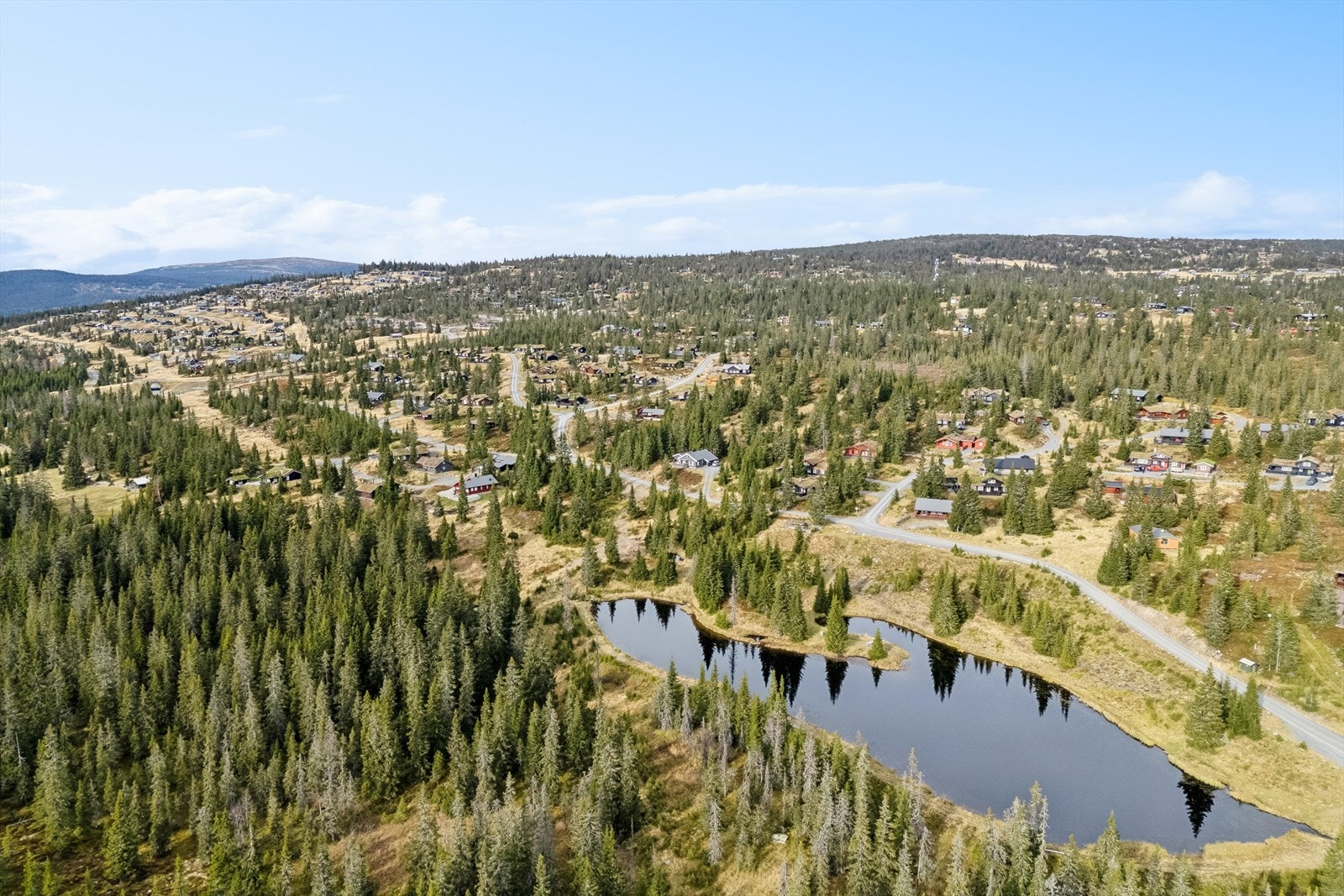 Turområdene innover i fjellheimen er meget gode med mulighet for flotte toppturer som belønnes med flott utsikt. Galleribilde