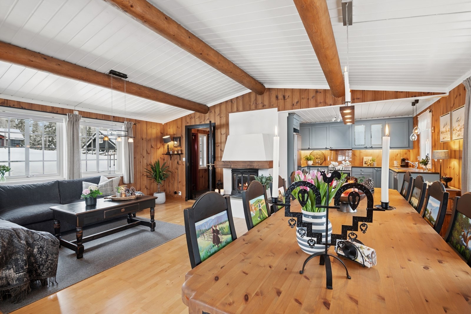 Det er også rikelig med plass til et stort spisebord, perfekt for familien og gjester. Galleribilde