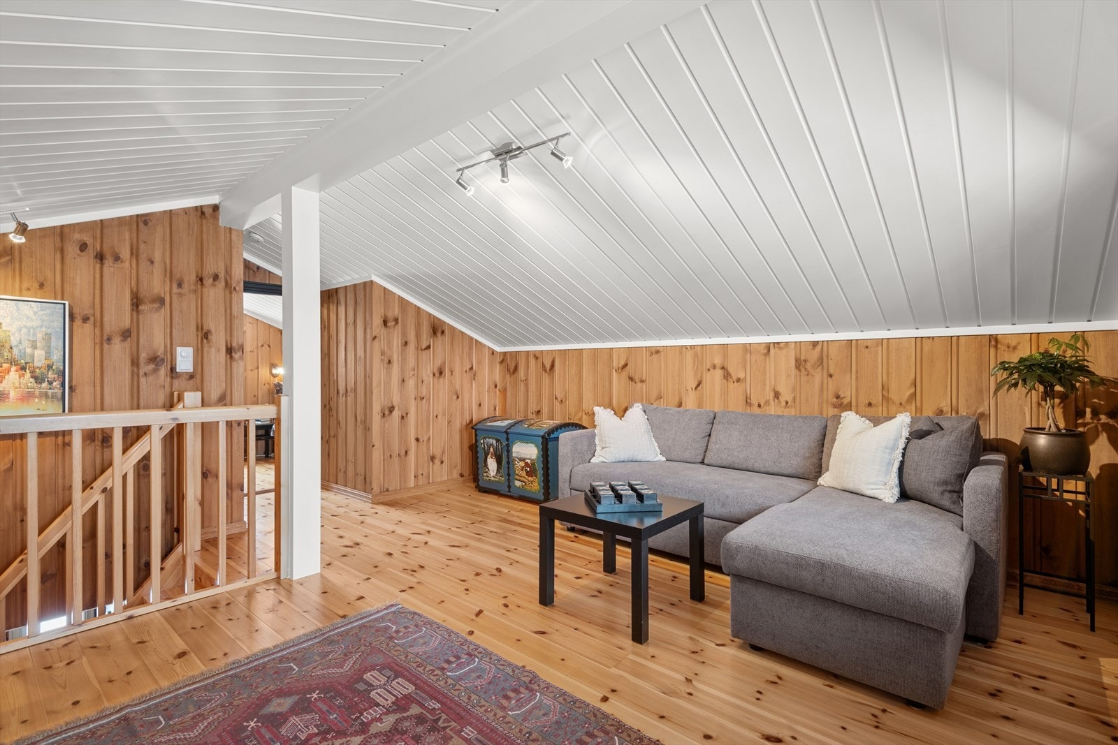 En ekstra stueavdeling ligger i loftsetasjen. Sovesofaen her medfølger i salget. Galleribilde