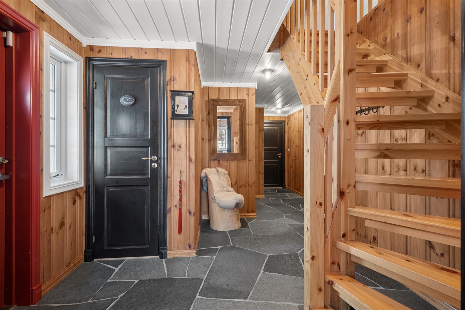 Romslig gang med skifergulv og varme i gulvet. Galleribilde