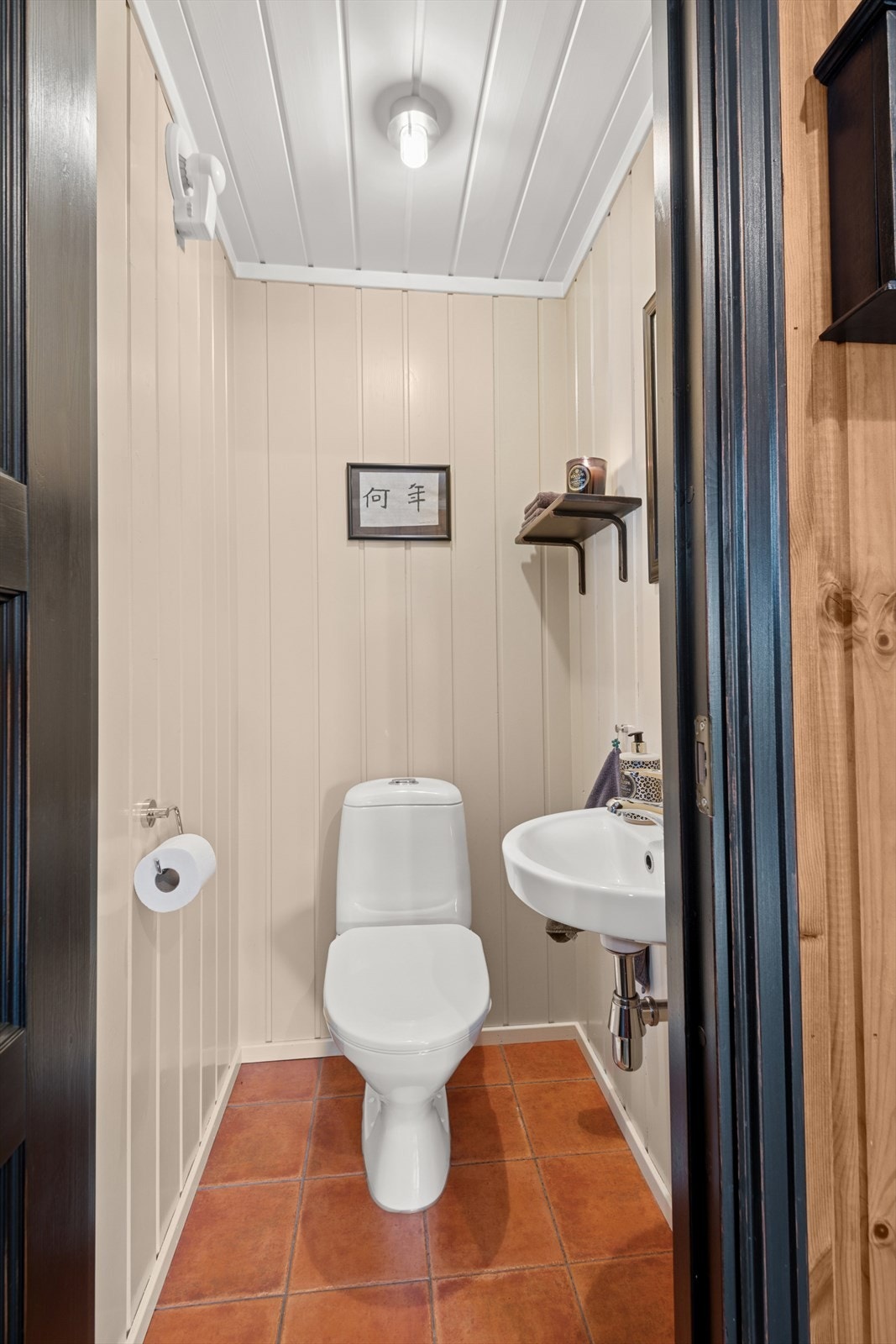 Et gulvstående klosett og en vegghengt vask i porselen er plassert i et separat toalettrom. Varme i gulv Galleribilde