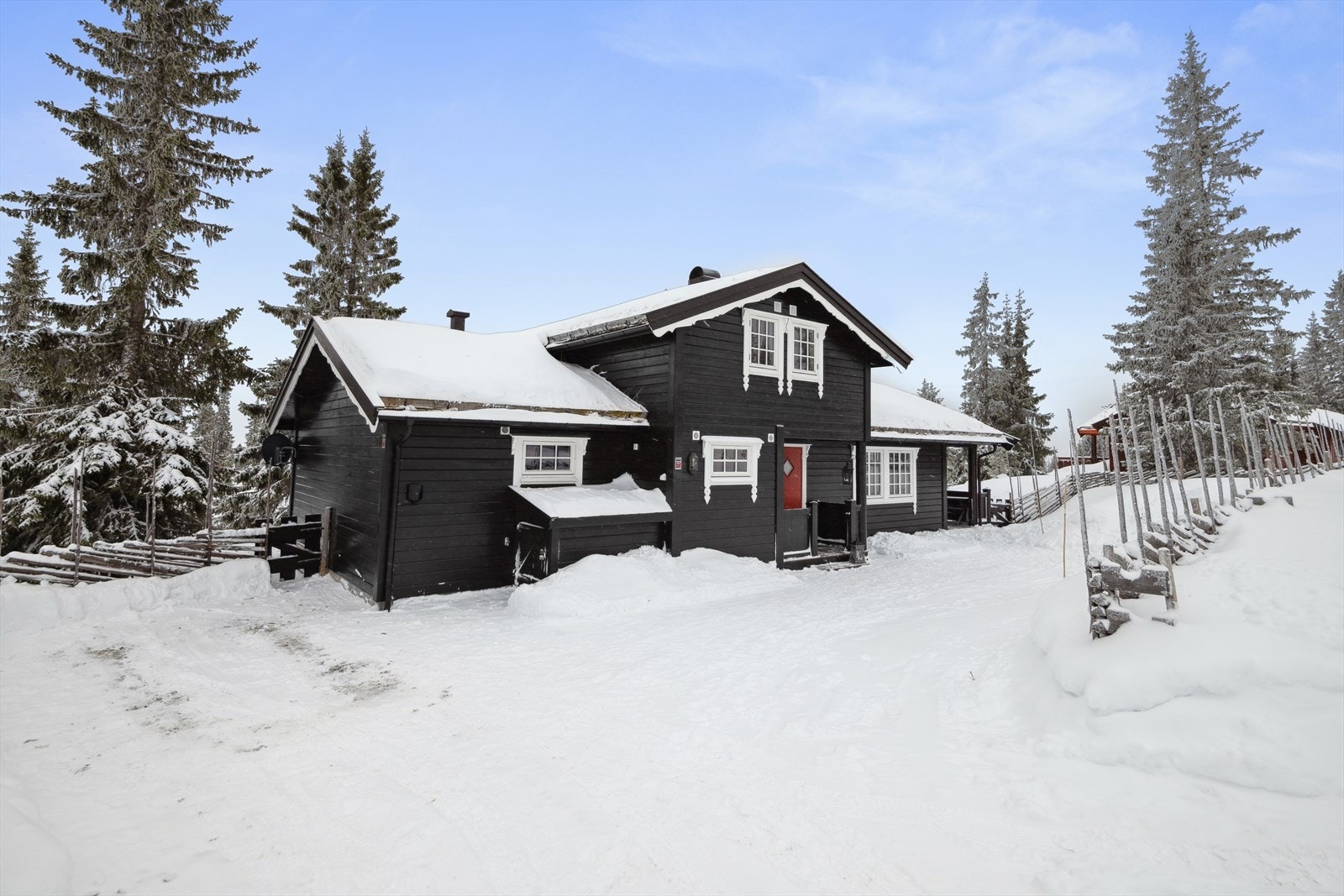 Parkering skjer på egen gårdsplass. El-bil lader ble montert i 2022. Galleribilde