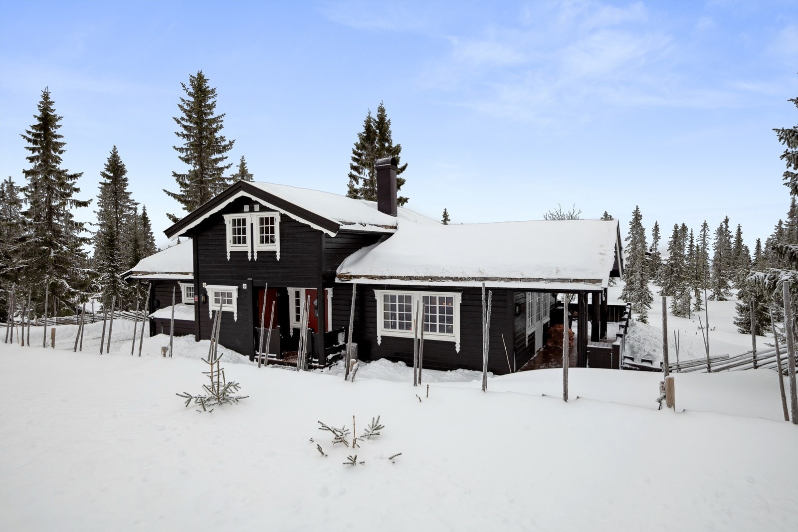 Ved inngangspartiet er det en utvendig bod. Perfekt for oppbevaring av sportsutstyr og andre nødvendigheter. Galleribilde