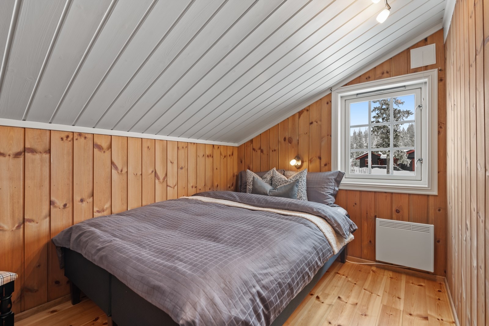 Soverom 4 - dette rommet ligger i loftsetasjen. Rommene har plass til store senger, nattbord og annet ønskelig møblement. Galleribilde