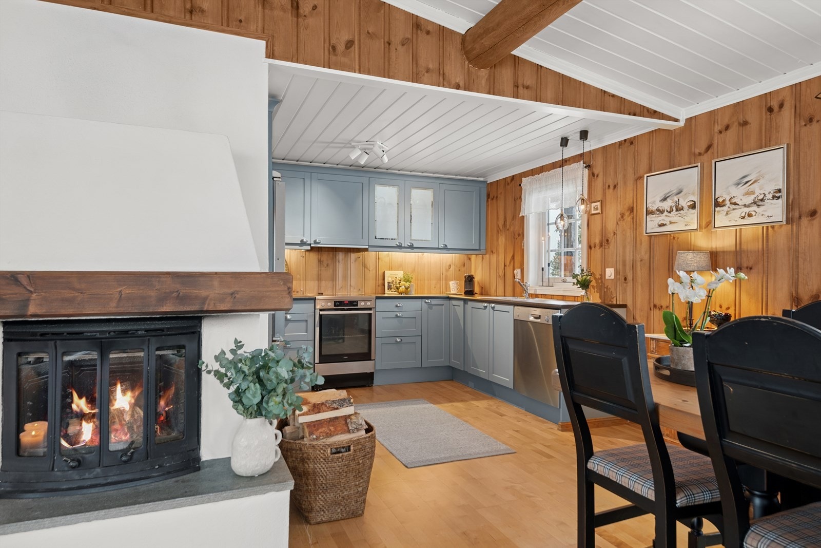 Stuen har en trivelig peis som sørger for ekstra varme og hygge på kalde dager. Galleribilde