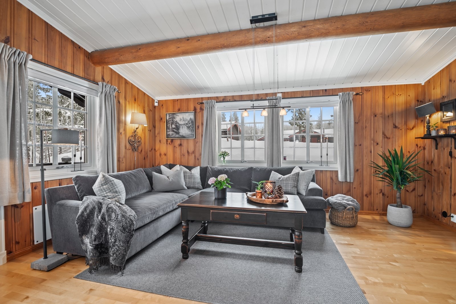 I stuen er det plass til en stor sofagruppe og TV med tilhørende mediemøbel. Galleribilde