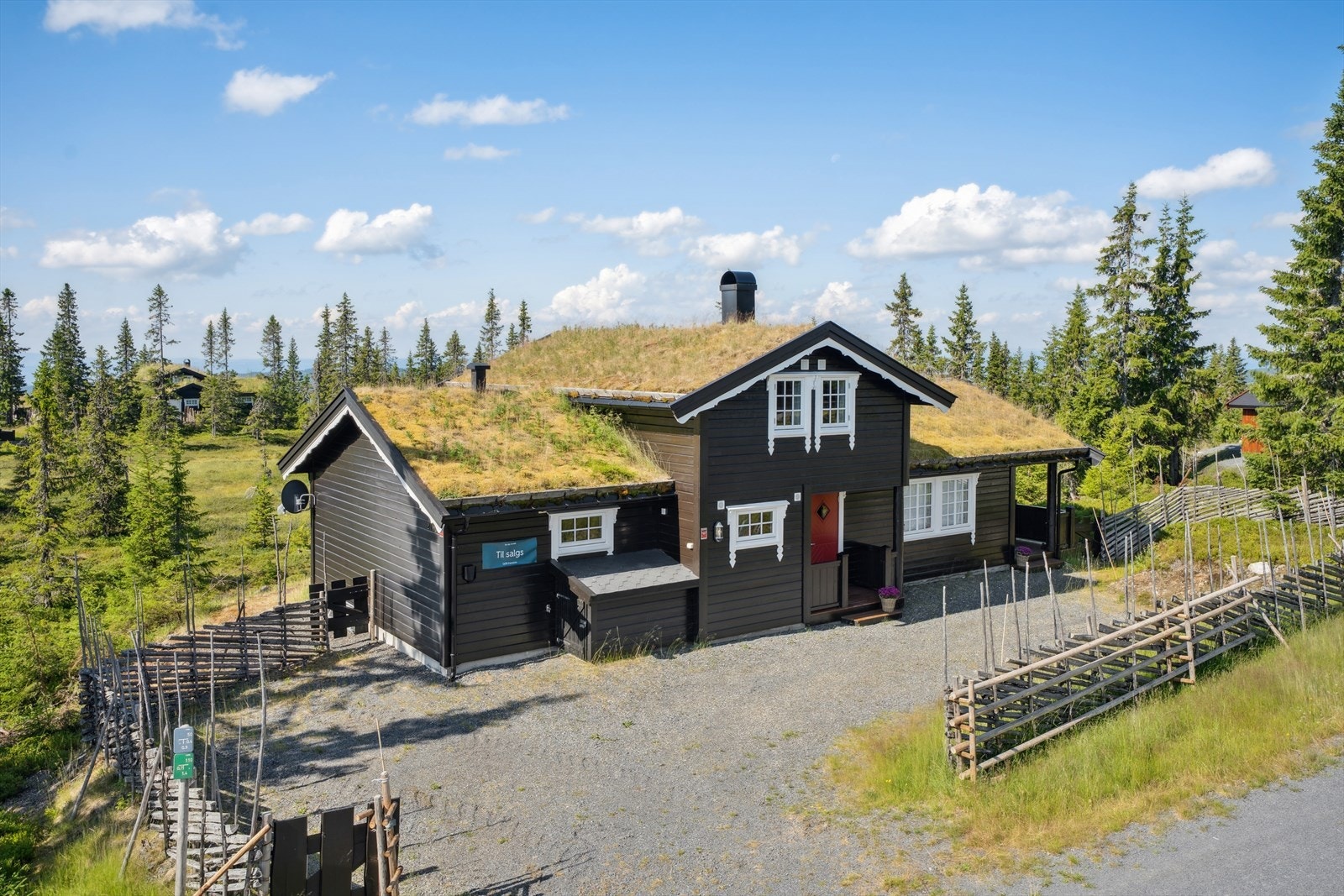 Det er gruset gårdsplass og rikelig med biloppstillingsplass. Praktisk med skigard rundt gårdsplassen. Galleribilde