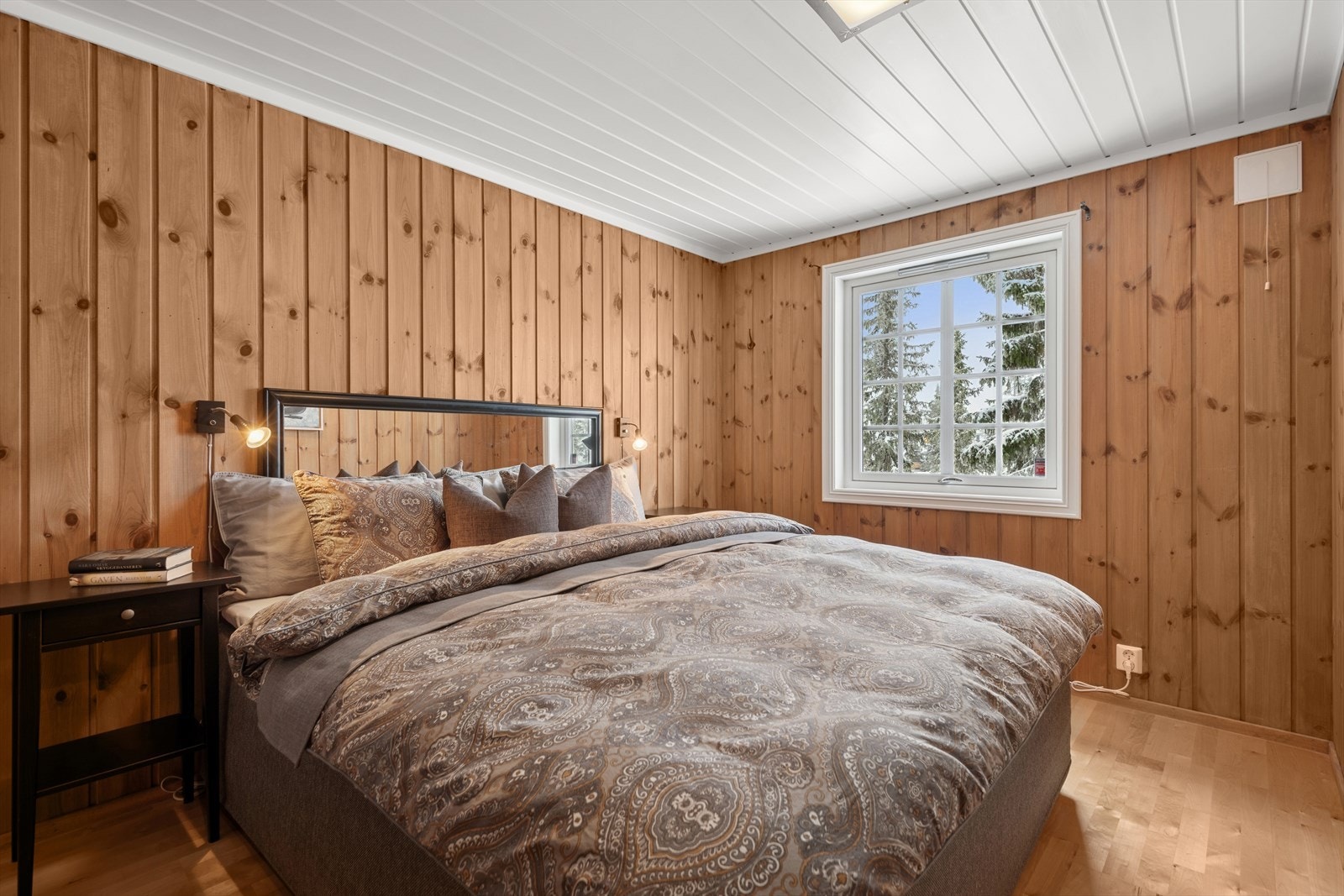 I hytta finner du fire romslige soverom, med nok soveplasser til alle og enhver. Galleribilde