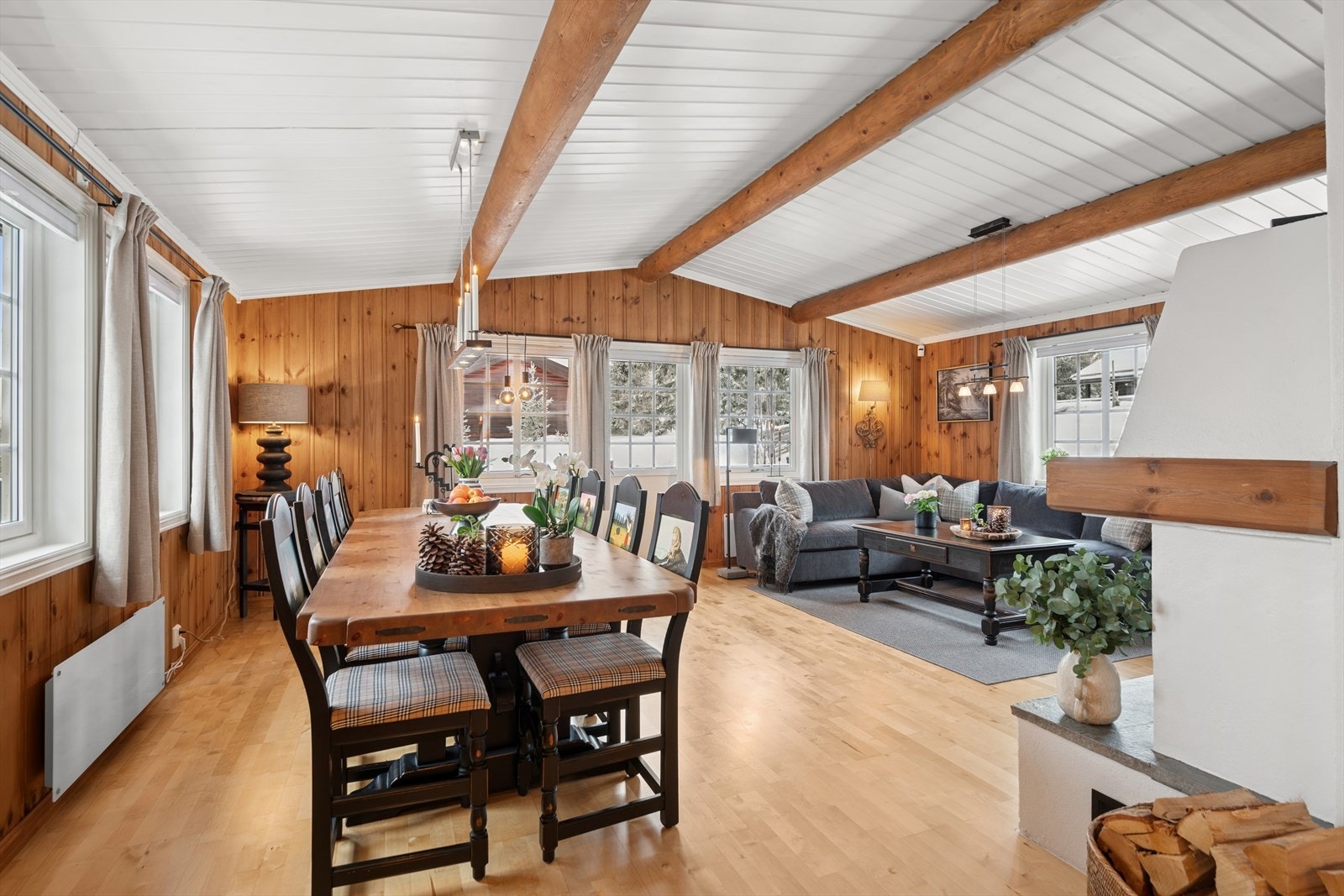 De generøse vindusflatene, sammen med terrassedøren, sørger for rikelig med naturlig lys og en luftig romfølelse. Galleribilde