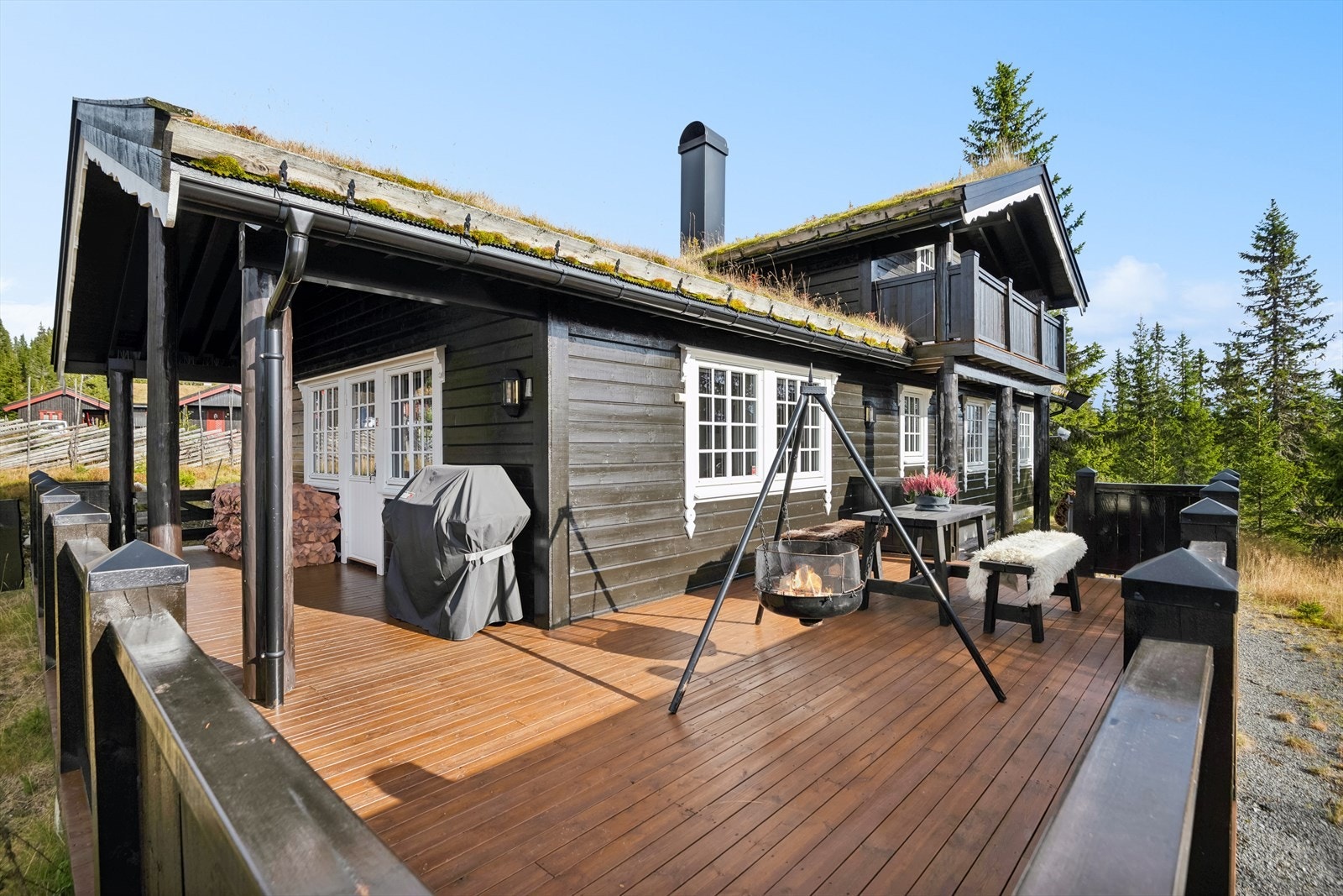 Hytta byr på store, solrike uteplasser hvor hele familien vil finne sin naturlige plass. Galleribilde