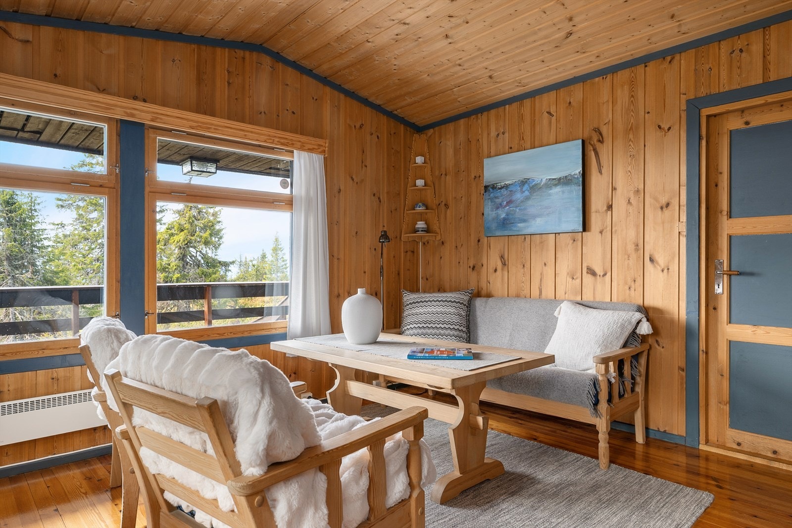 Hytta har en tradisjonell stil med panelte vegger og tak og tregulv. Fremstår som godt og jevnlig vedlikeholdt. Galleribilde