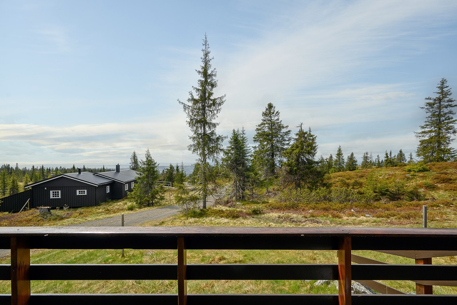 Hytta ligger i hyggelige omgivelser i et veletablert område. Gode solforhold og fin utsikt fra terrasen. Galleribilde