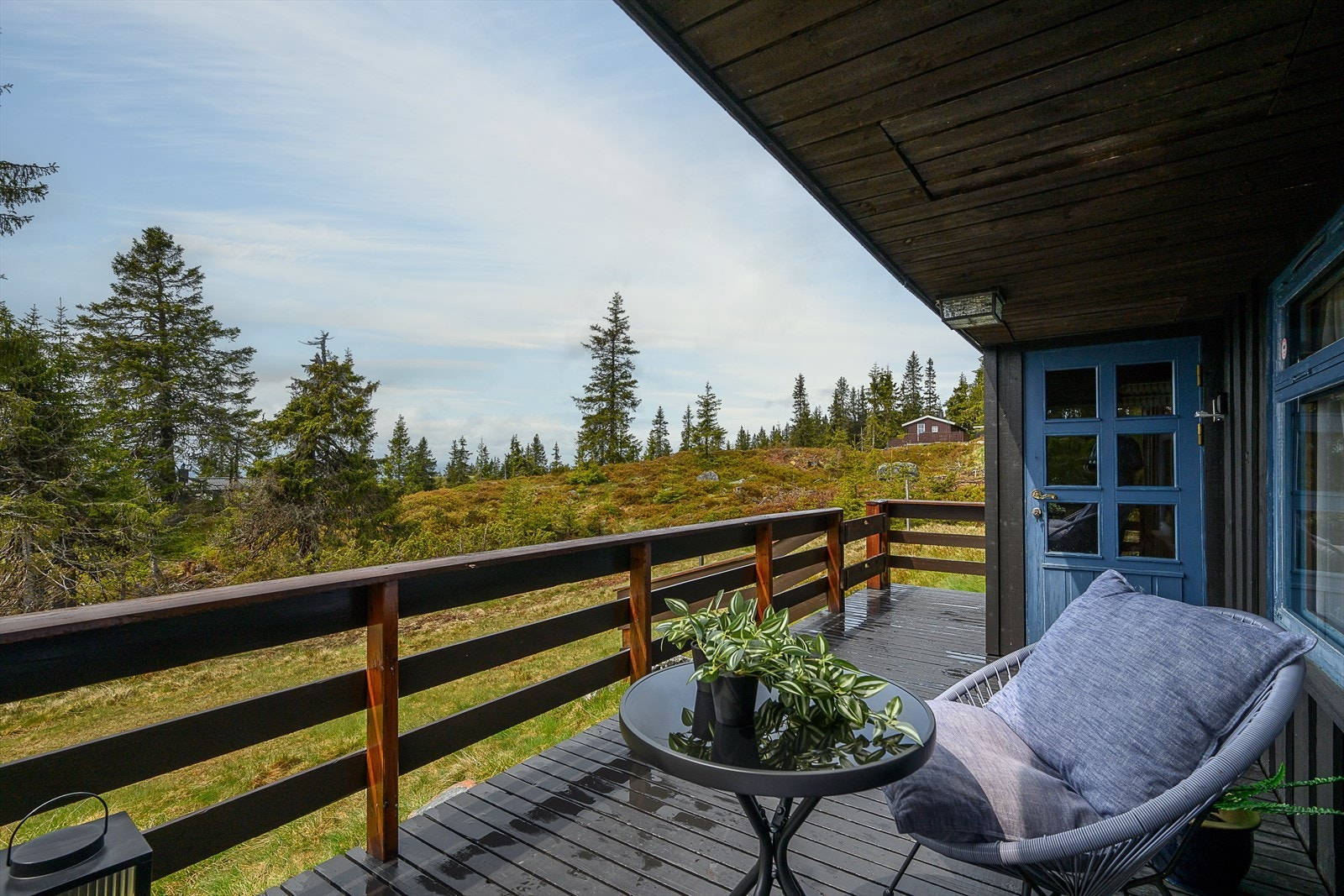 Koselig delvis overbygget terrasse ved inngangen på hytta. Her kan en slappe av i fred og ro uten direkte innsyn. Galleribilde